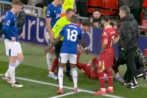 顺手的事努涅斯躺在场外，麦卡拉了一下让努涅斯躺回场内