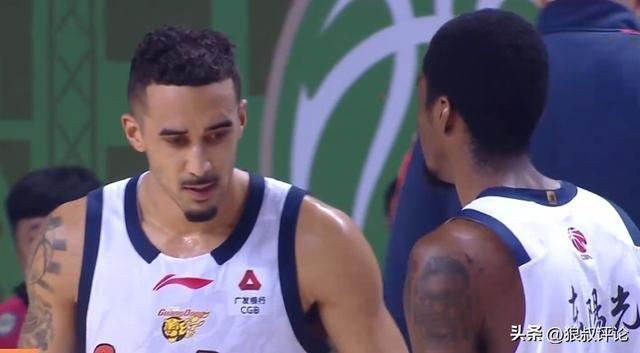 足球直播-CBA最新排名：上海爆冷丢榜首 广东双杀南京 辽宁完败青岛引关注