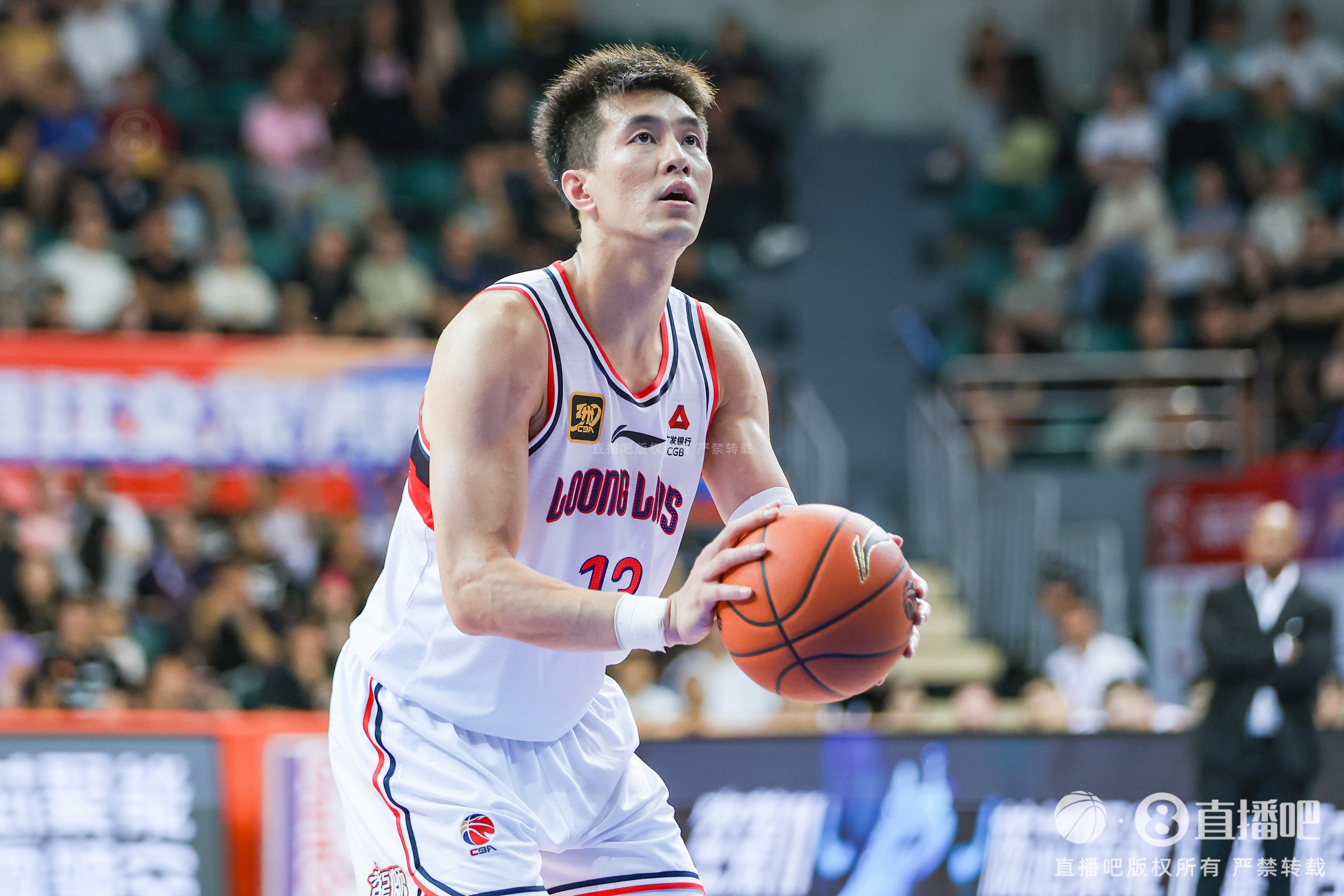 足球直播-郭艾伦&amp;家人被骗千万！记者：他是球痴容易信朋友 给坏人可乘之机